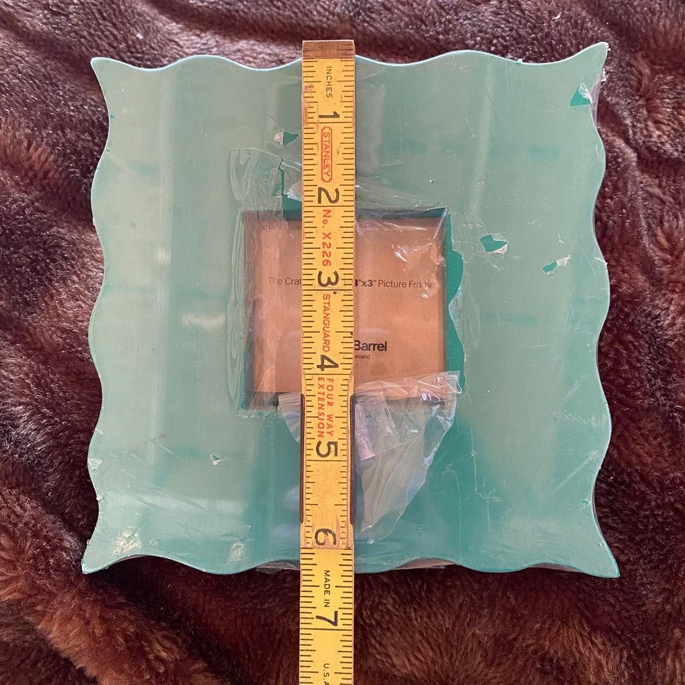 NEW Crate & Barrel 6-1/4” Emerald Green Wooden Scallop-Edge Photo Frame‎